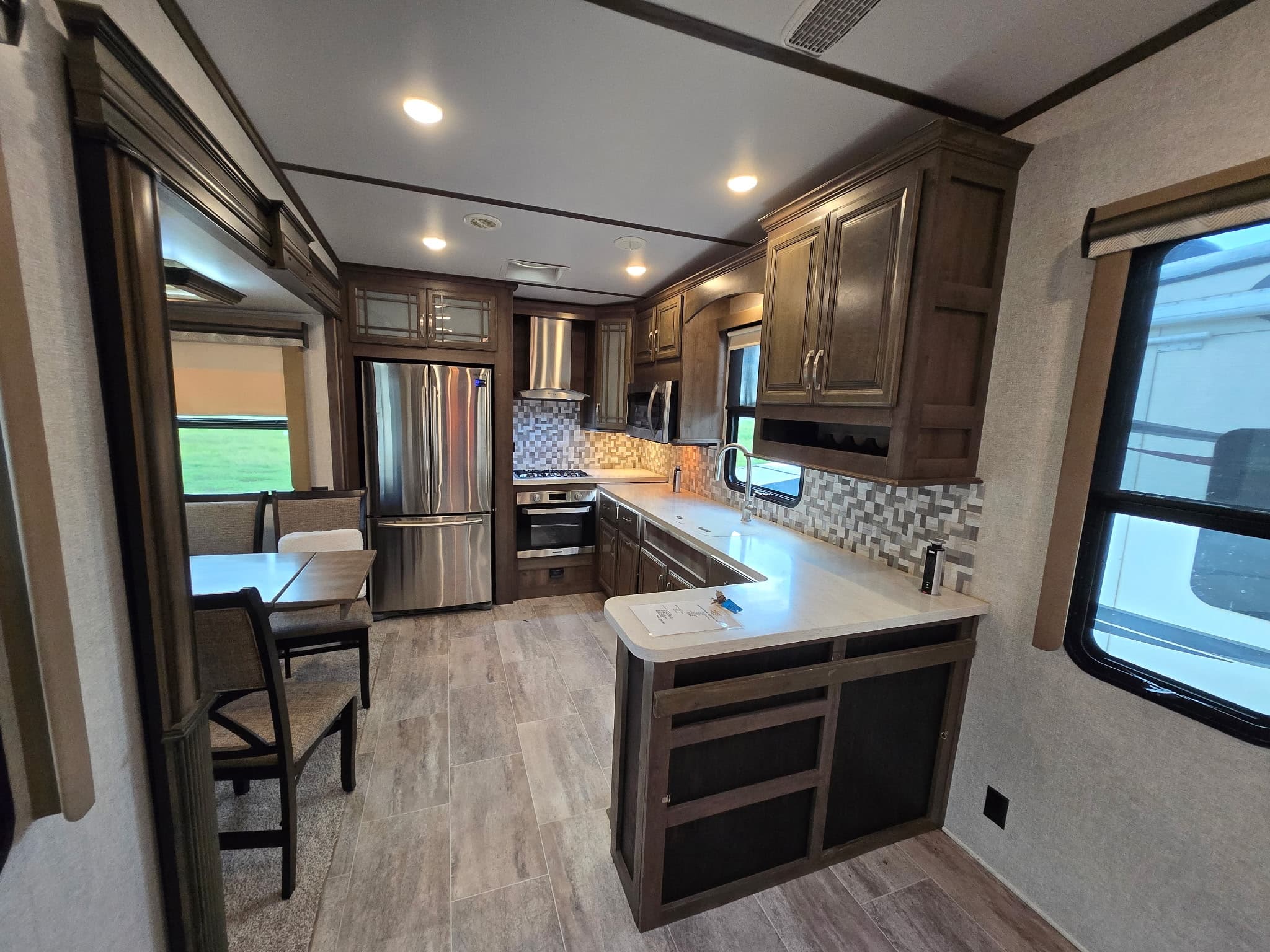 2019 Keystone Montana 3701LK — photo 9 of 18