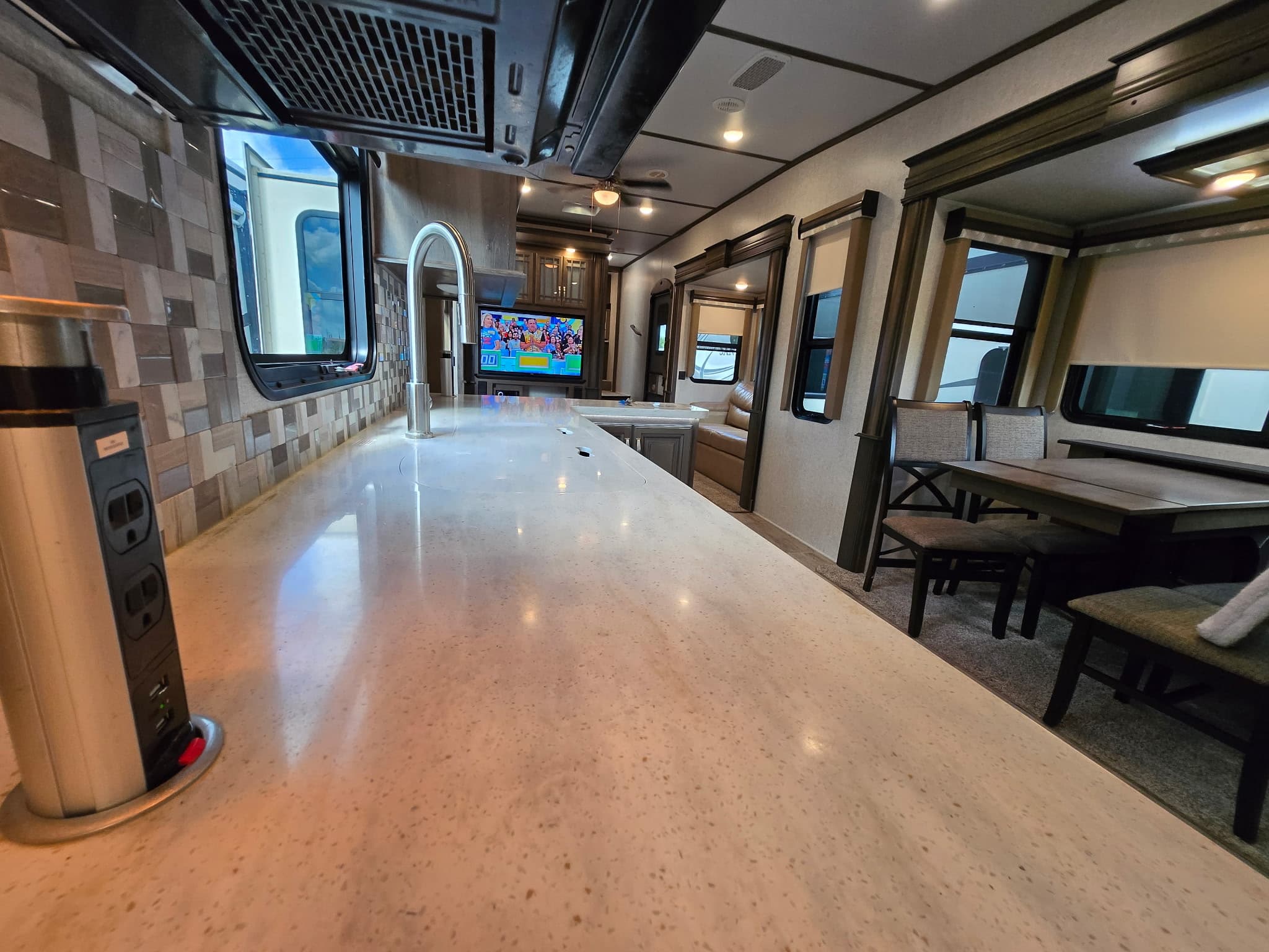 2019 Keystone Montana 3701LK — photo 10 of 18