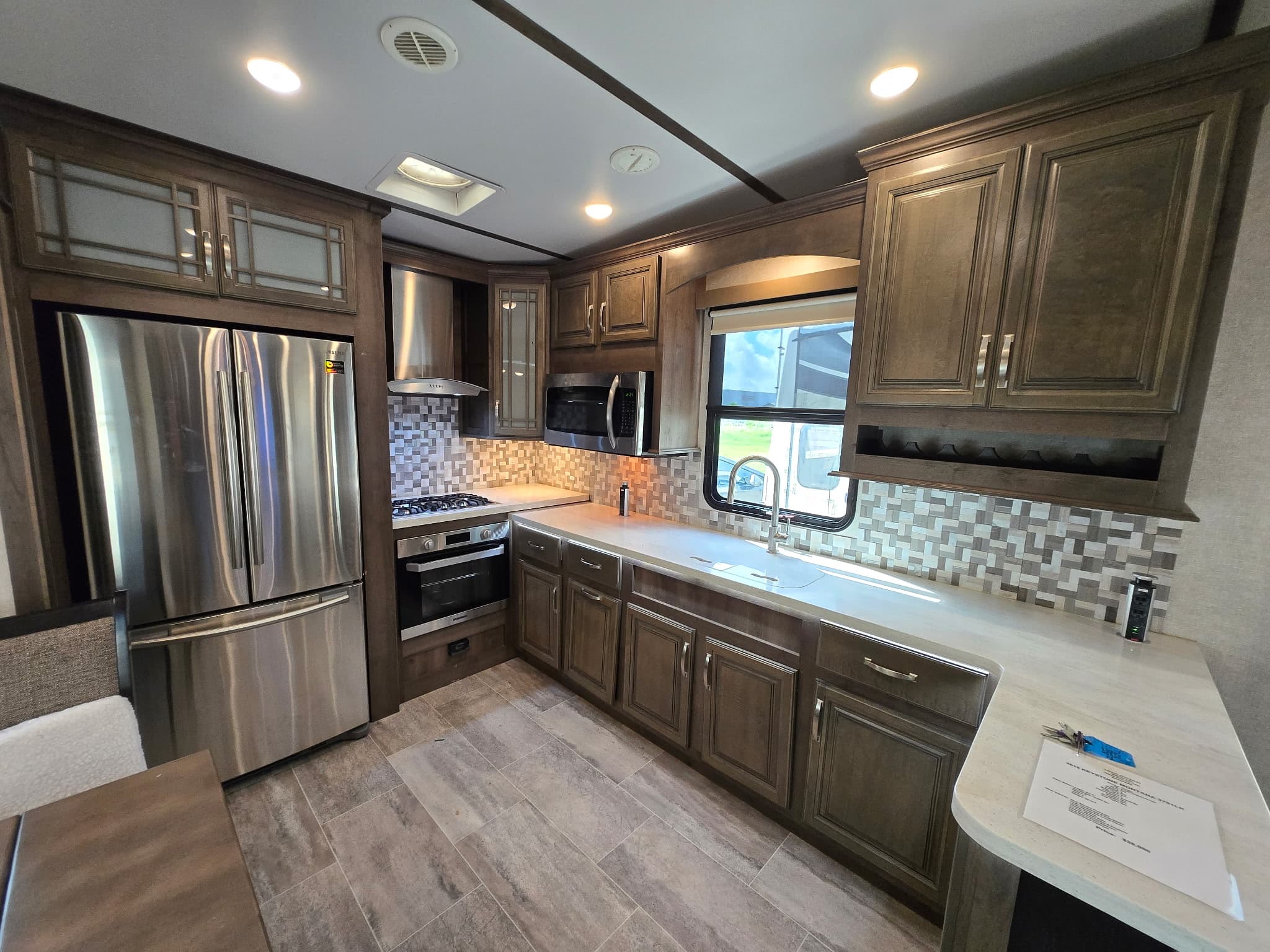 2019 Keystone Montana 3701LK — photo 11 of 18