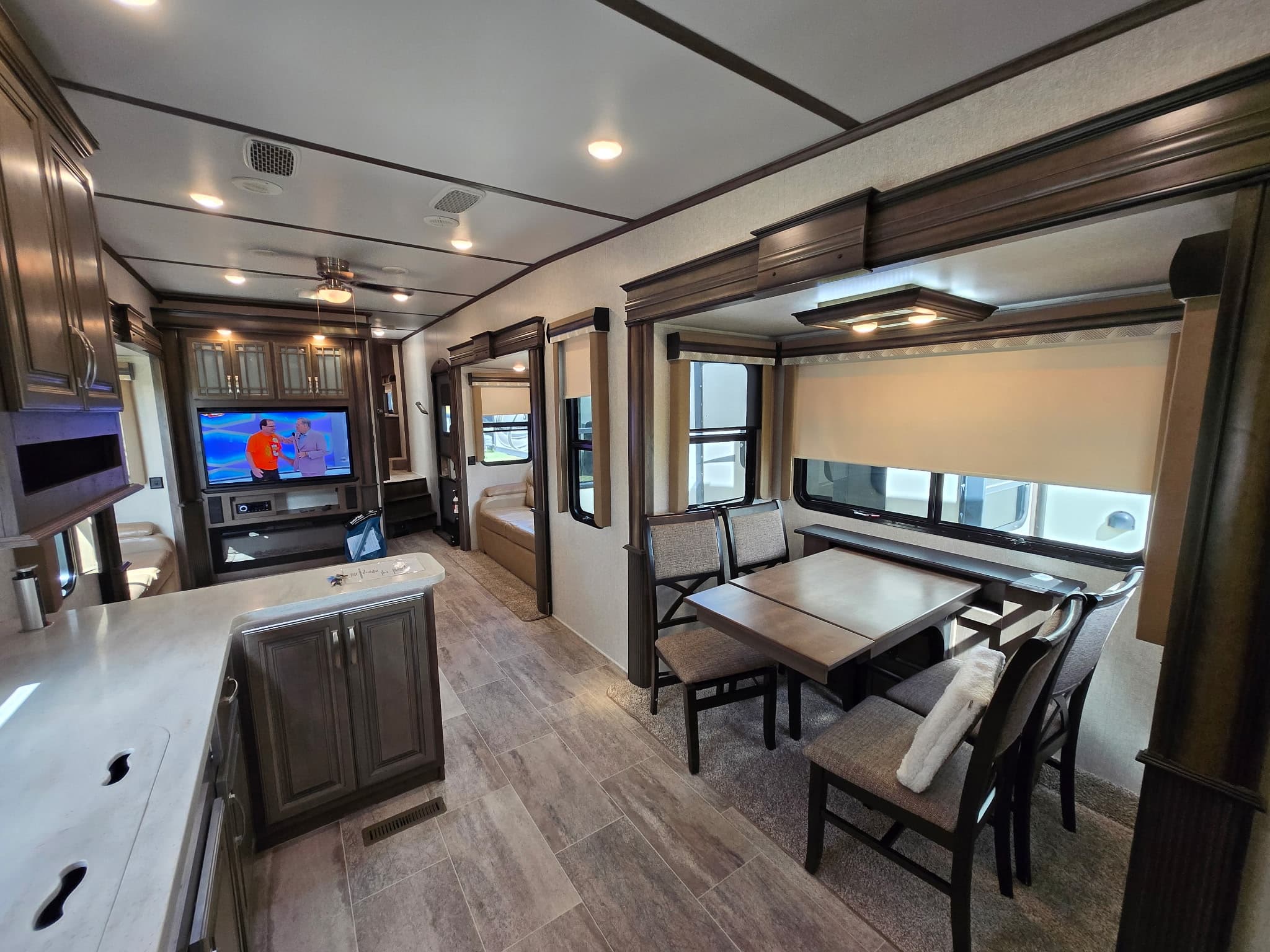 2019 Keystone Montana 3701LK — photo 13 of 18