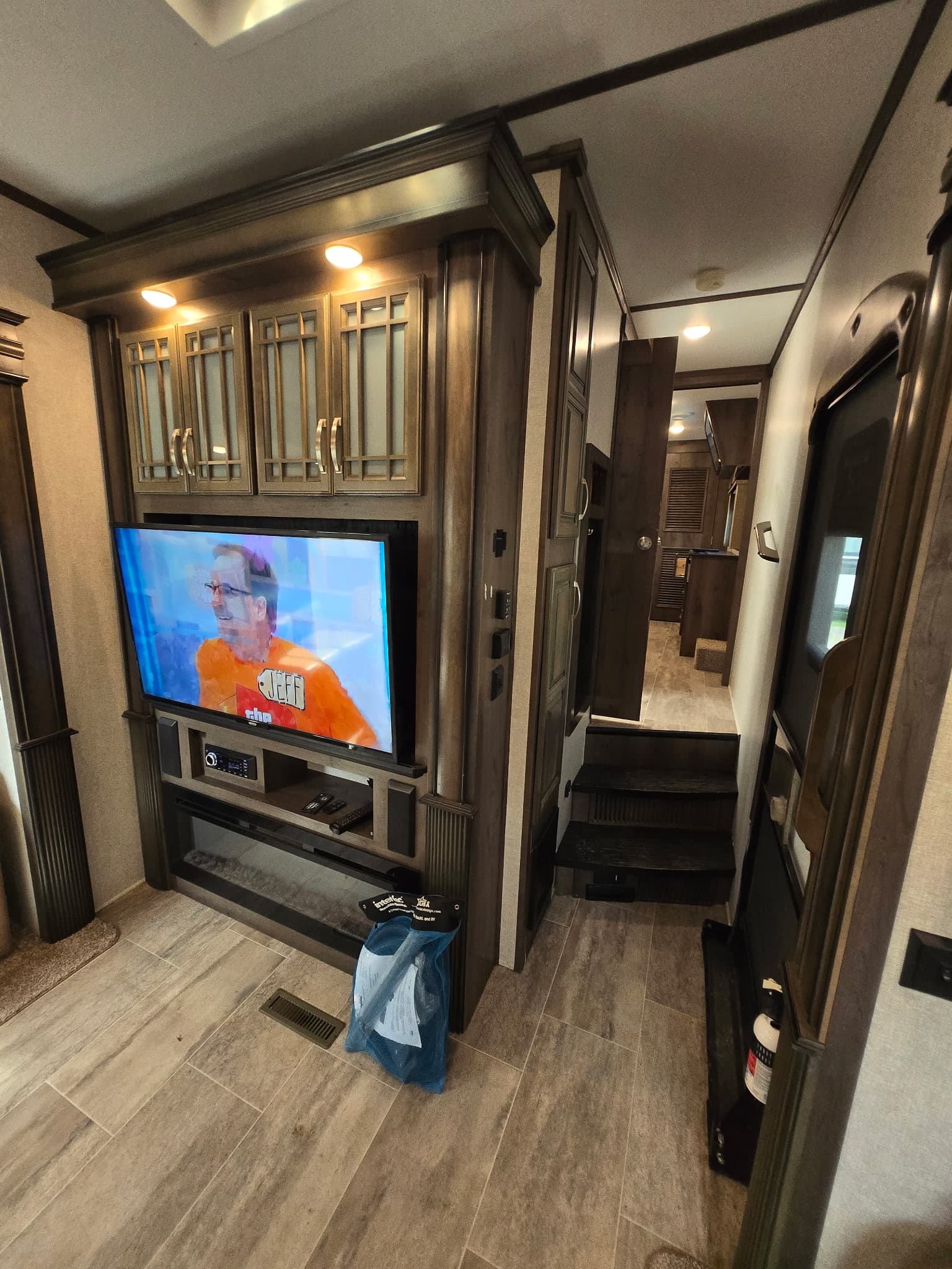 2019 Keystone Montana 3701LK — photo 7 of 18