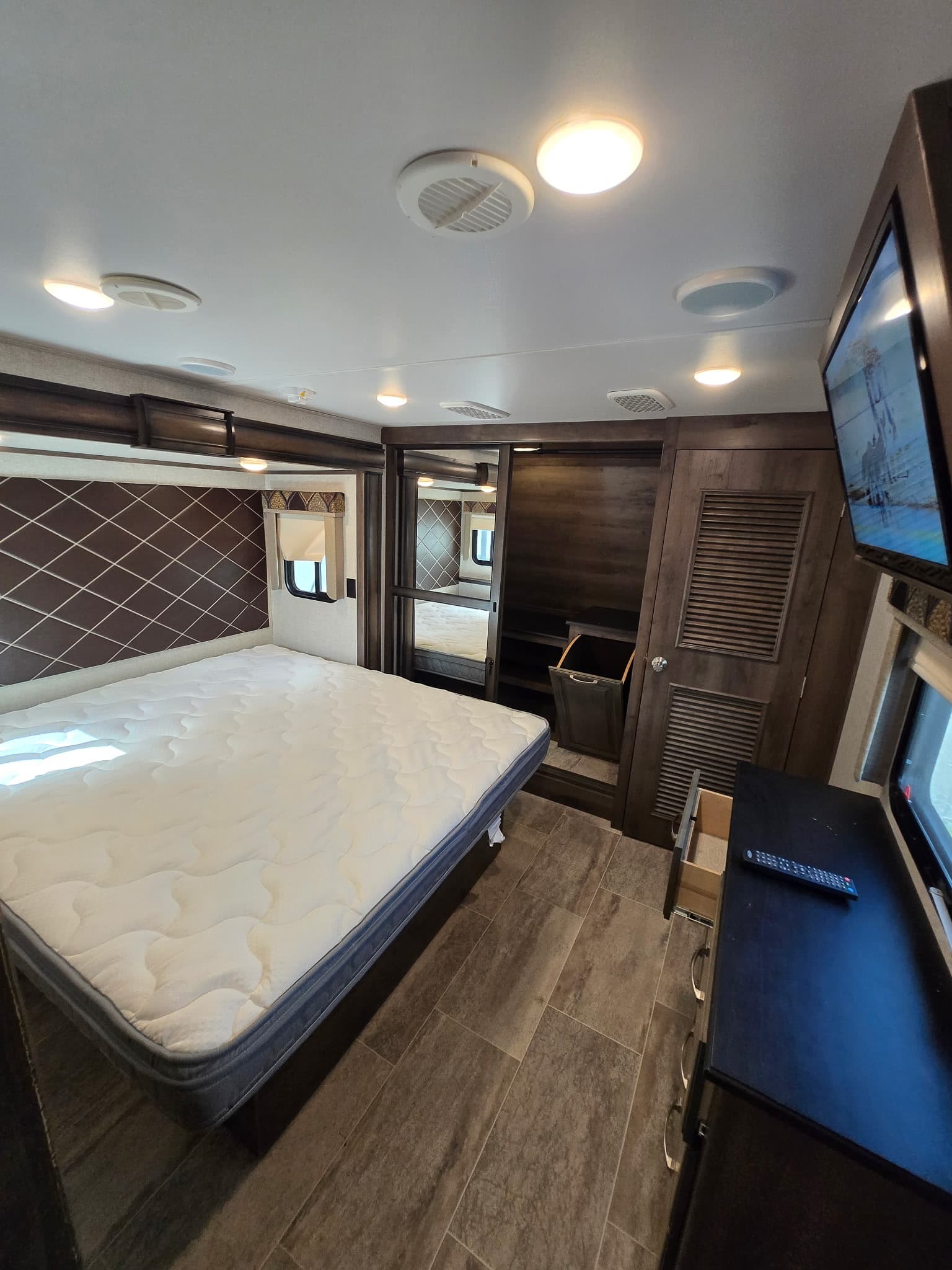 2019 Keystone Montana 3701LK — photo 15 of 18