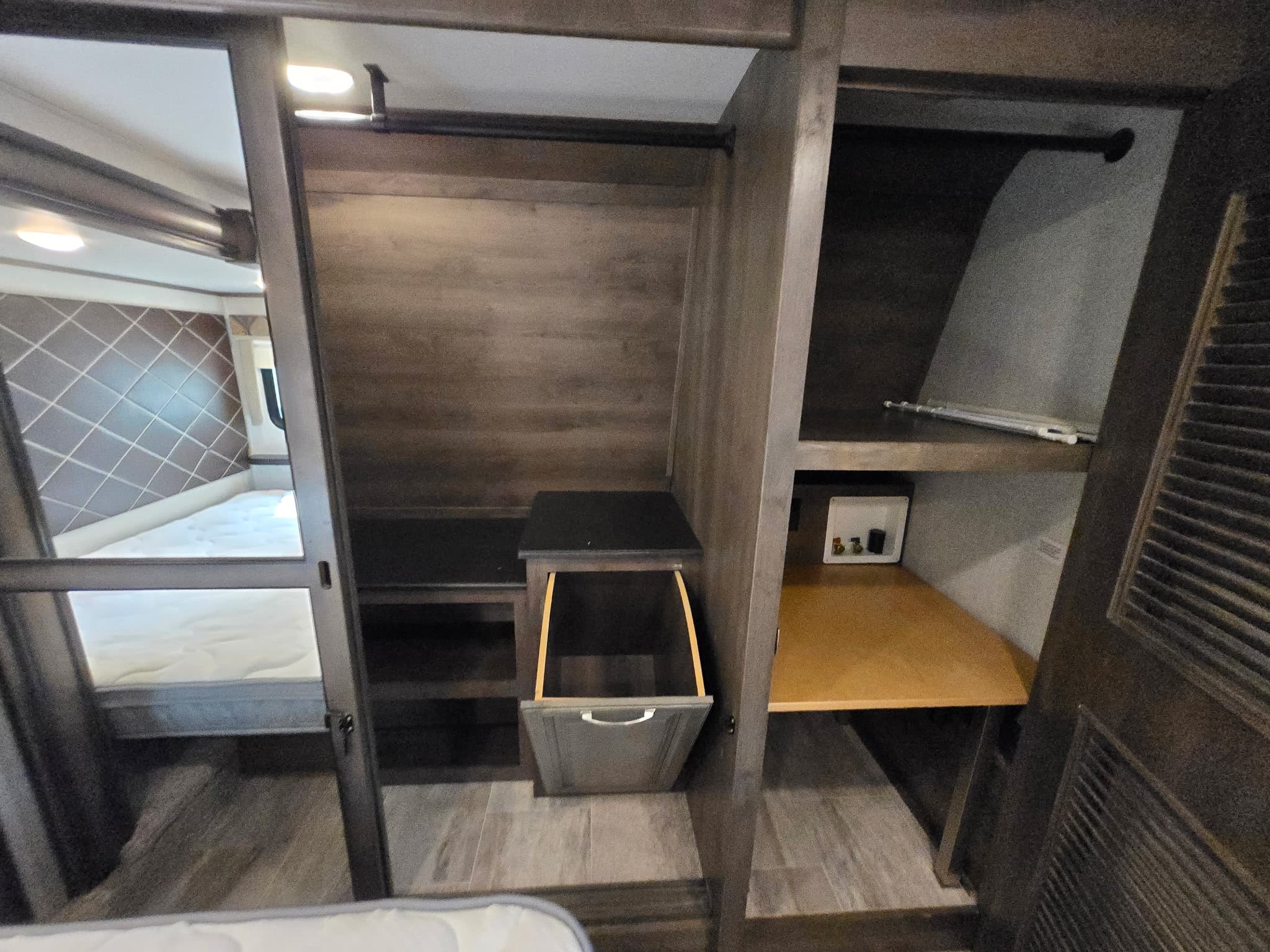 2019 Keystone Montana 3701LK — photo 16 of 18