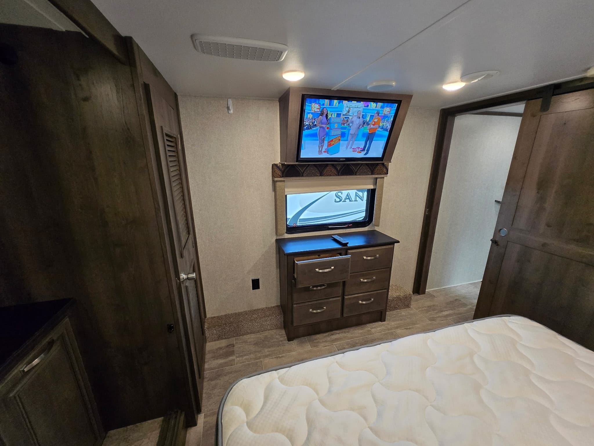 2019 Keystone Montana 3701LK — photo 17 of 18
