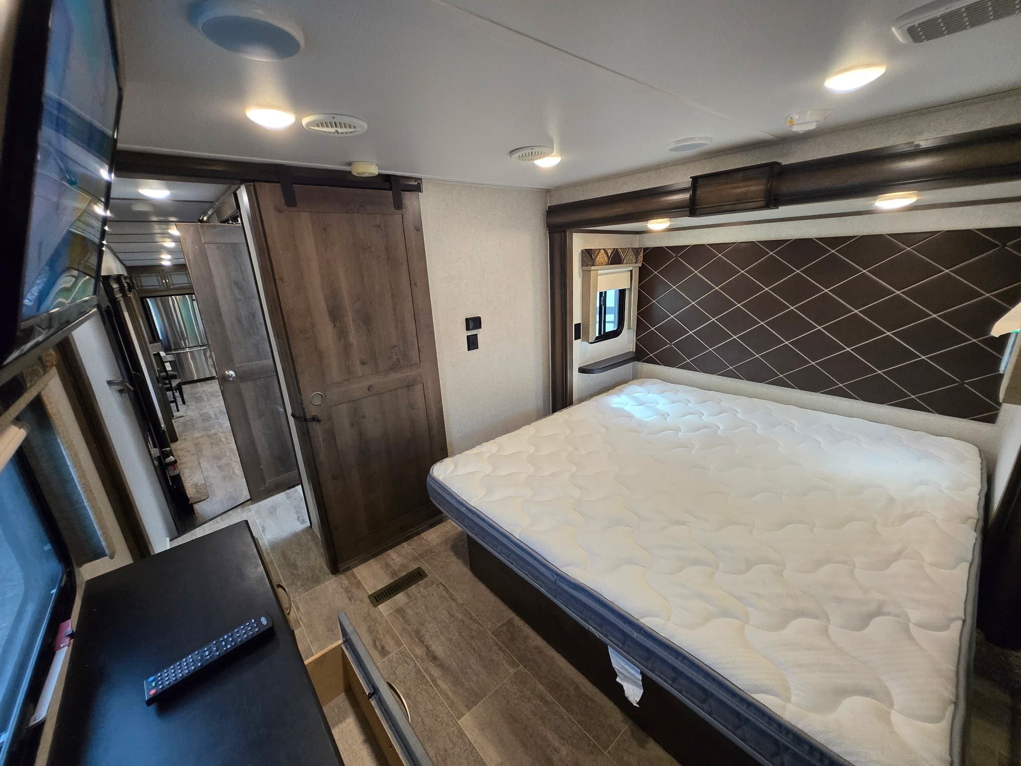 2019 Keystone Montana 3701LK — photo 18 of 18