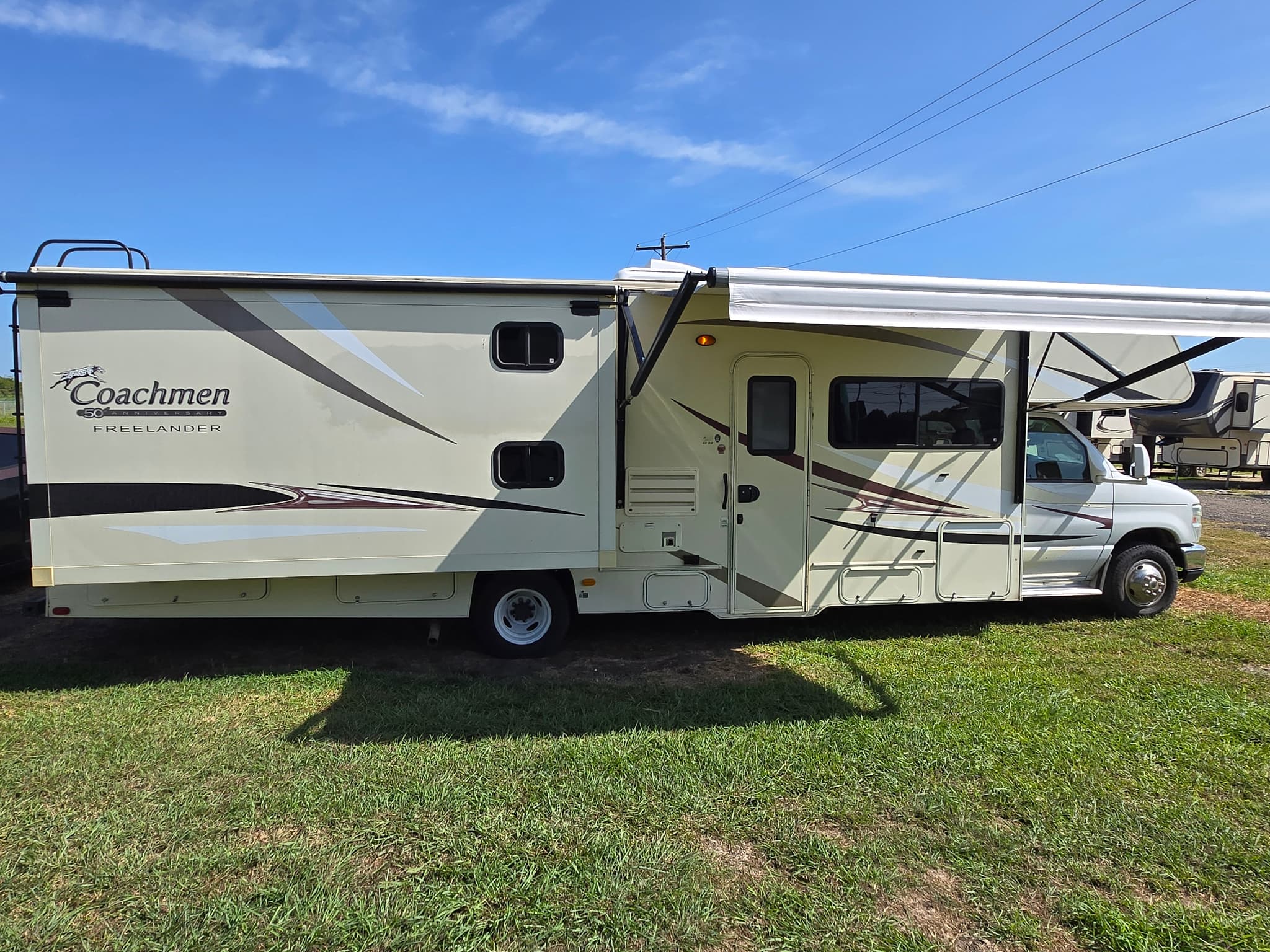 2015 Coachmen Freelander 32BH — photo 4 of 17