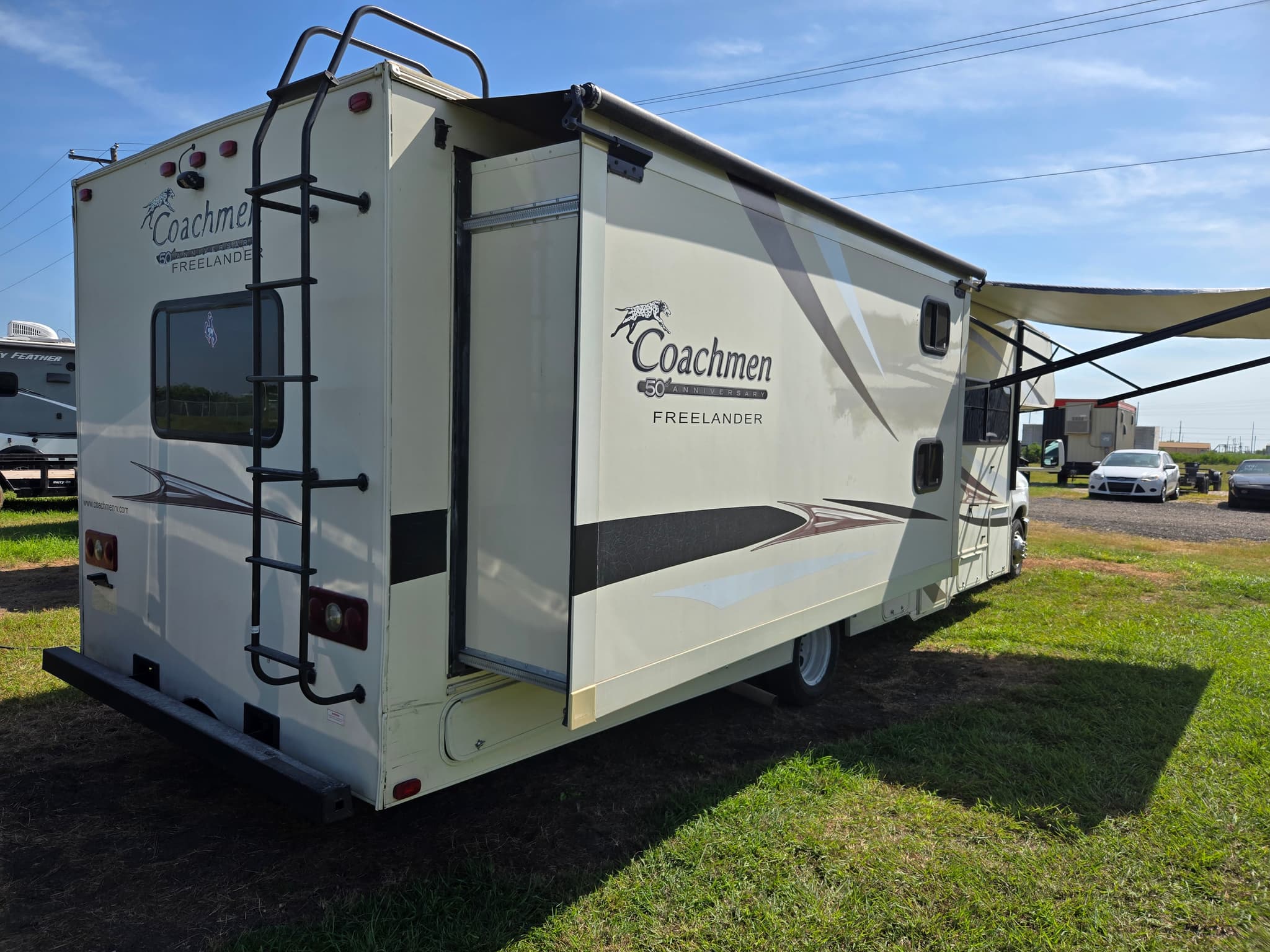 2015 Coachmen Freelander 32BH — photo 5 of 17