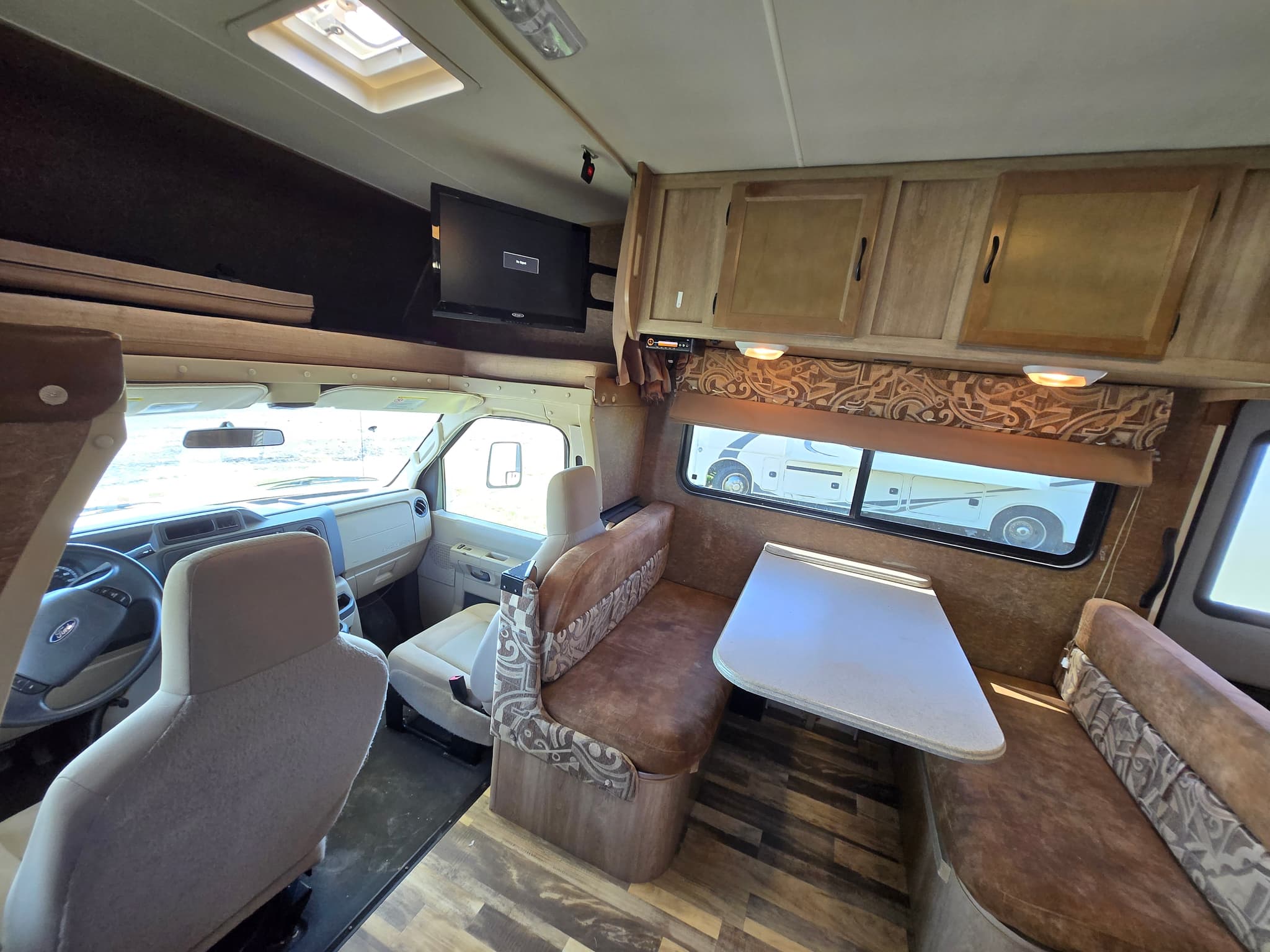 2015 Coachmen Freelander 32BH — photo 9 of 17