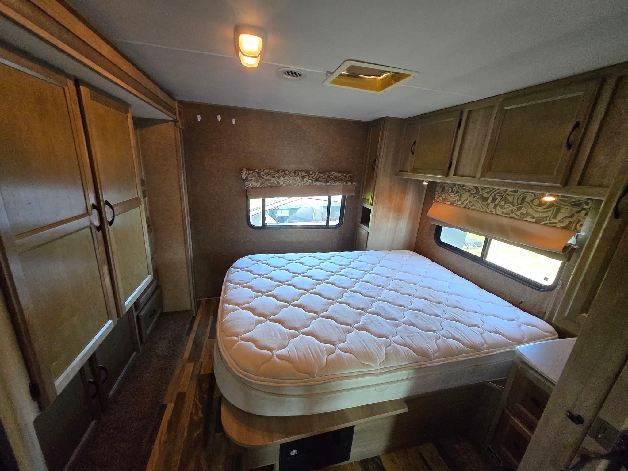 2015 Coachmen Freelander 32BH — photo 12 of 17