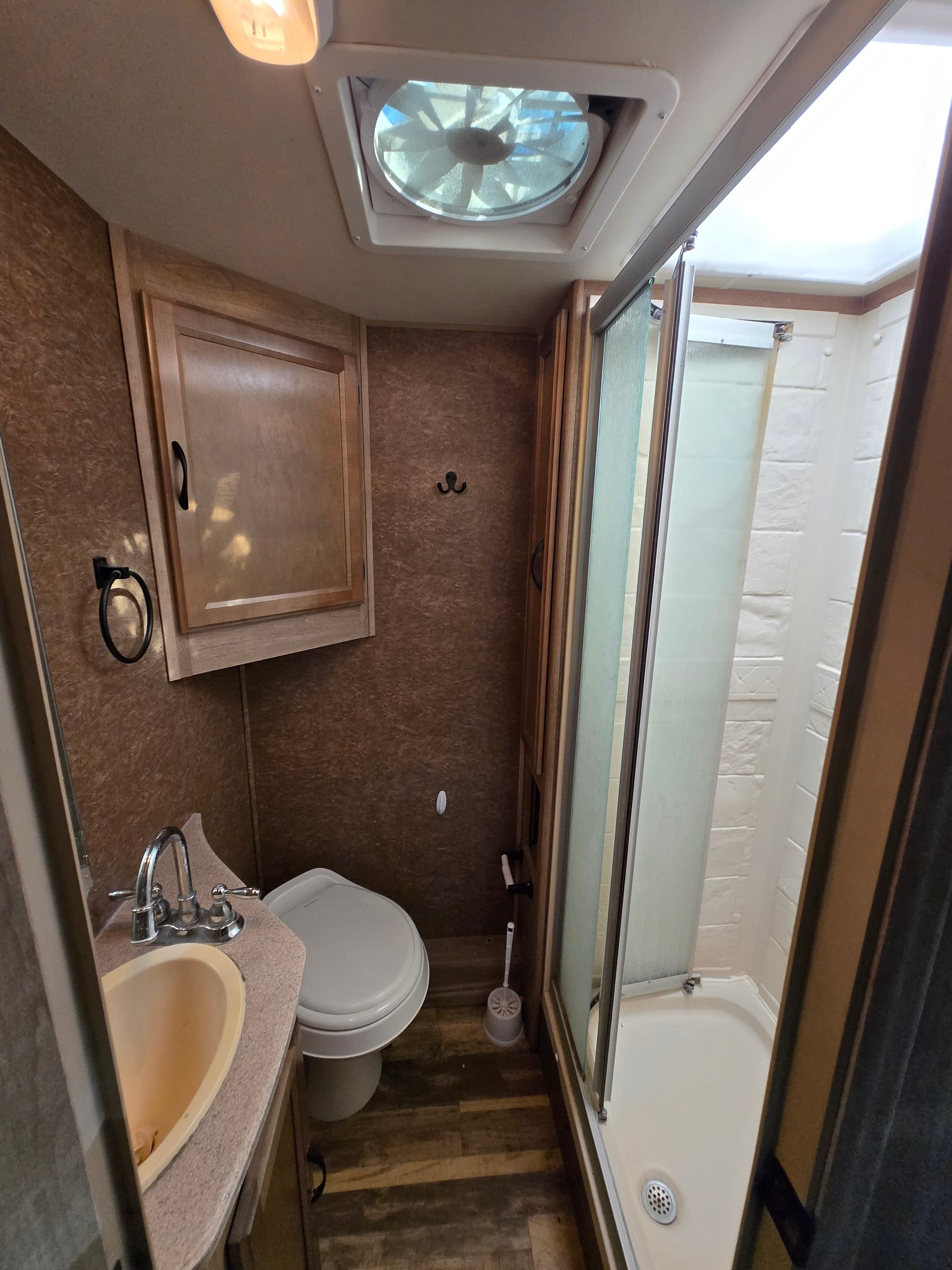 2015 Coachmen Freelander 32BH — photo 13 of 17