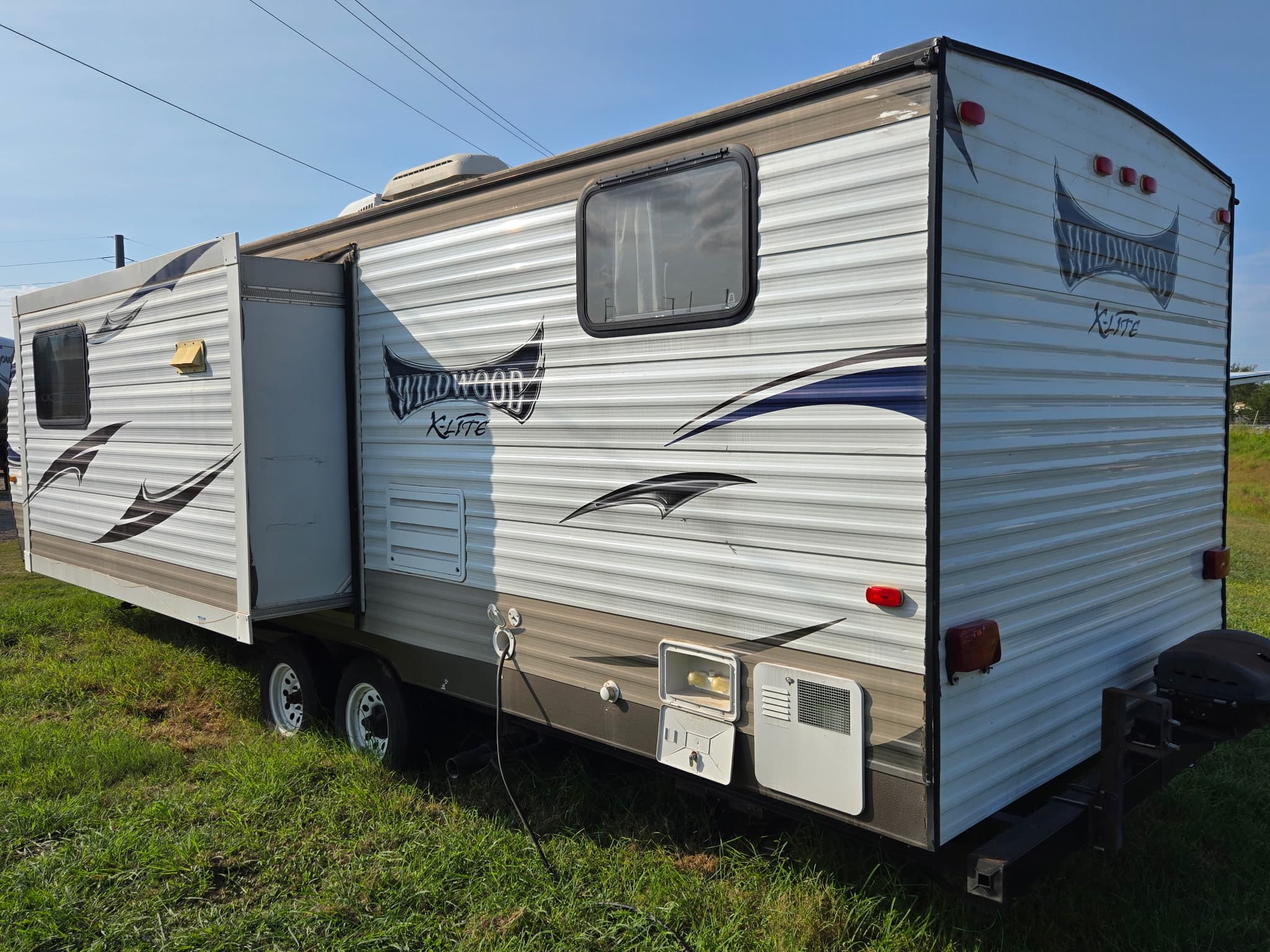 2016 Forest River Wildwood XL-22 — photo 4 of 18