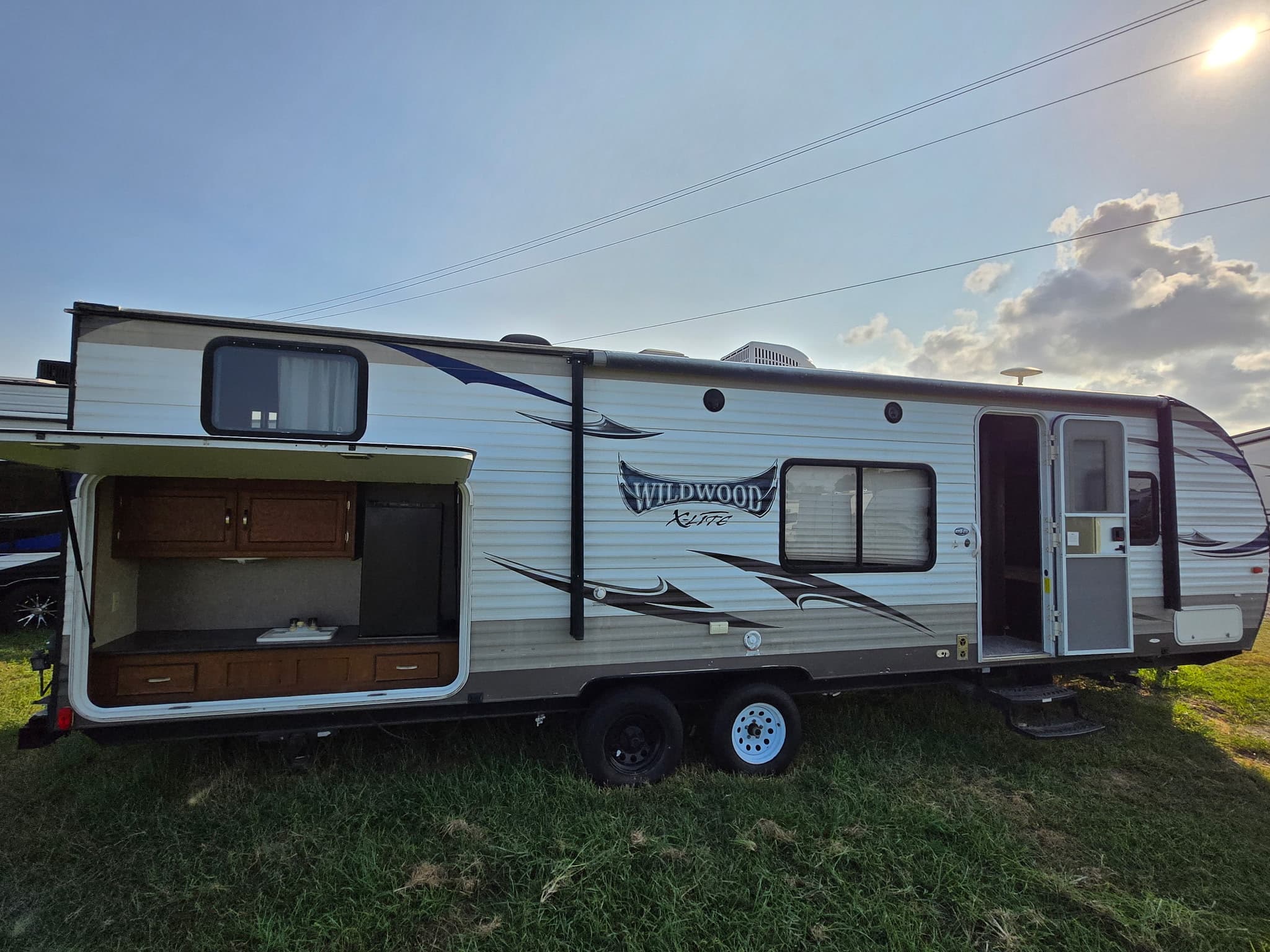 2016 Forest River Wildwood XL-22 — photo 5 of 18