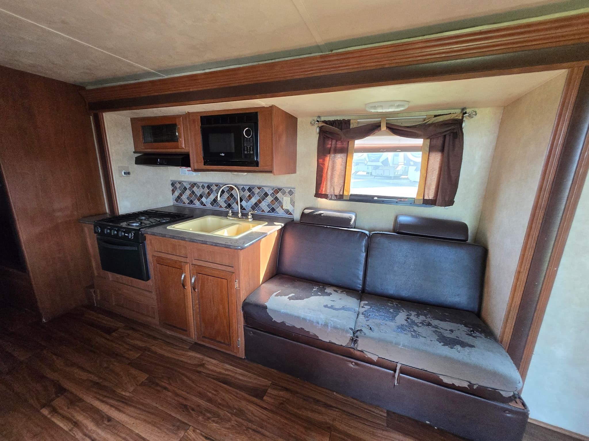 2016 Forest River Wildwood XL-22 — photo 10 of 18