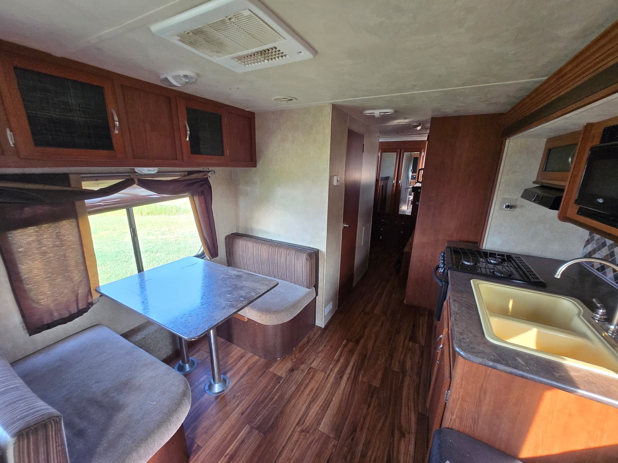 2016 Forest River Wildwood XL-22 — photo 11 of 18