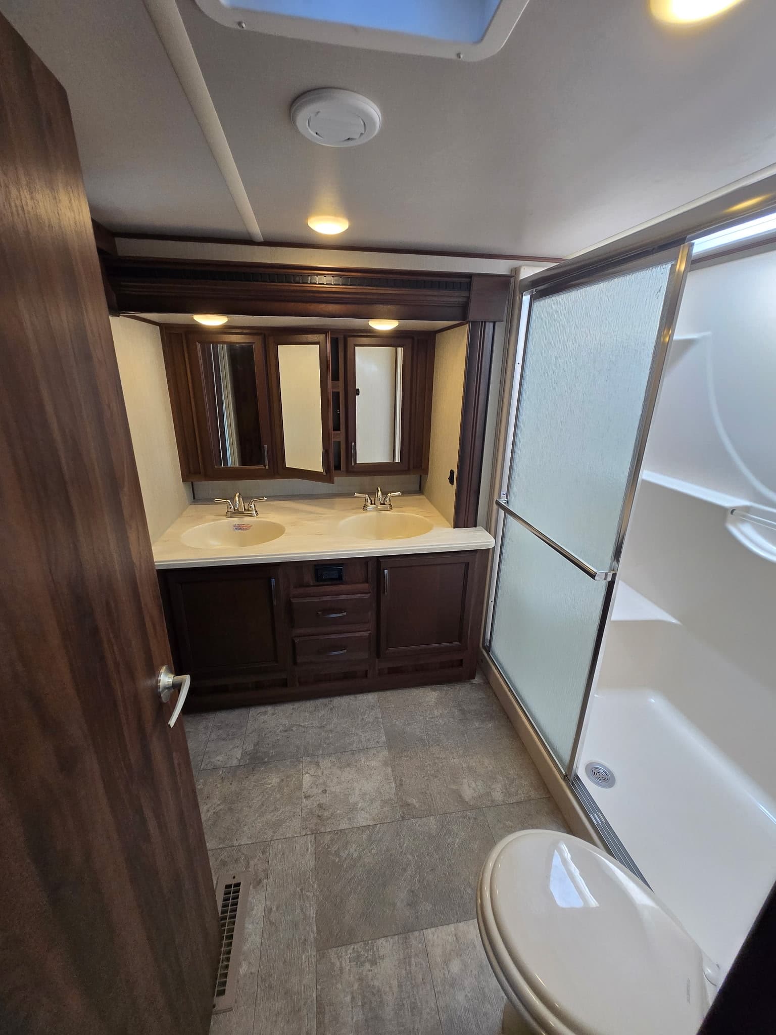 2018 Forest River Columbus 389FL — photo 16 of 23