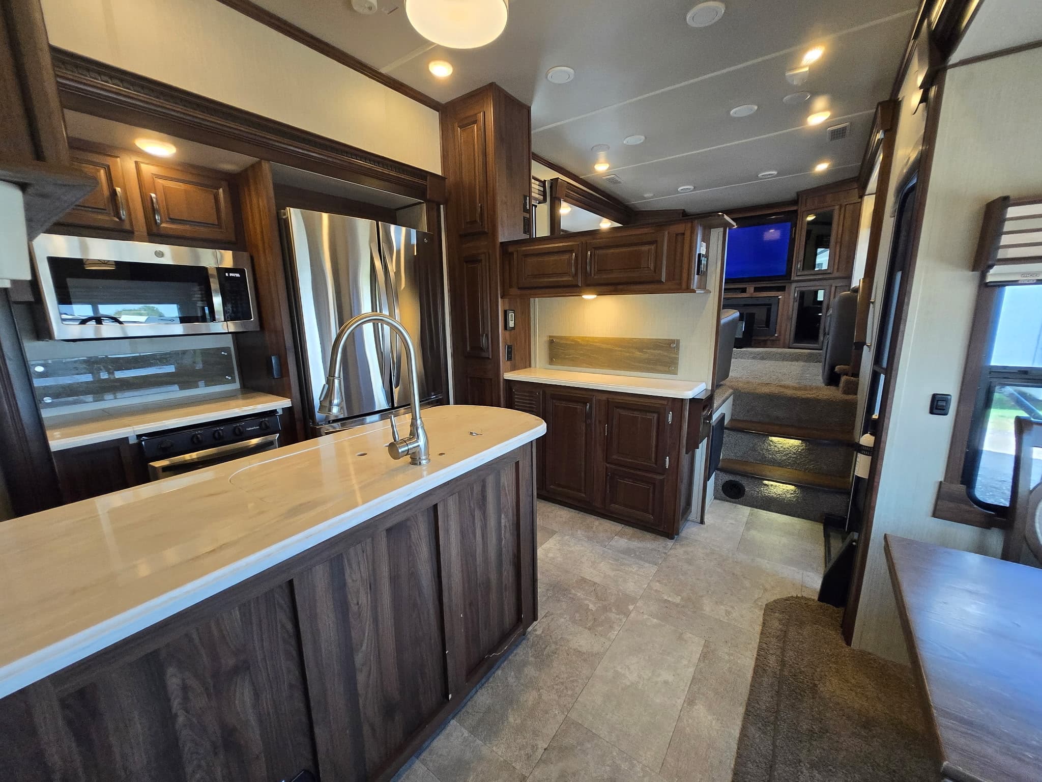 2018 Forest River Columbus 389FL — photo 7 of 23