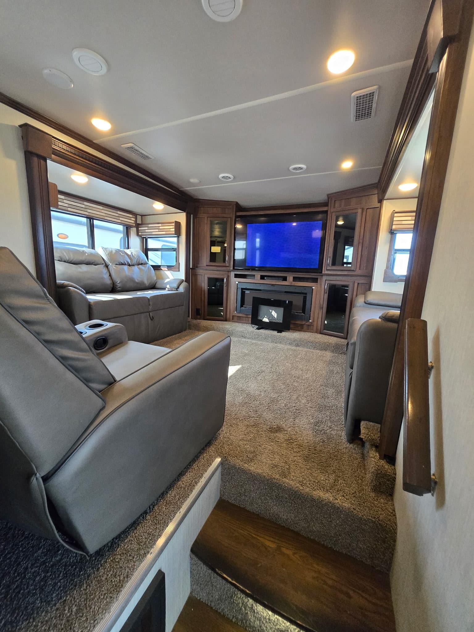 2018 Forest River Columbus 389FL — photo 11 of 23