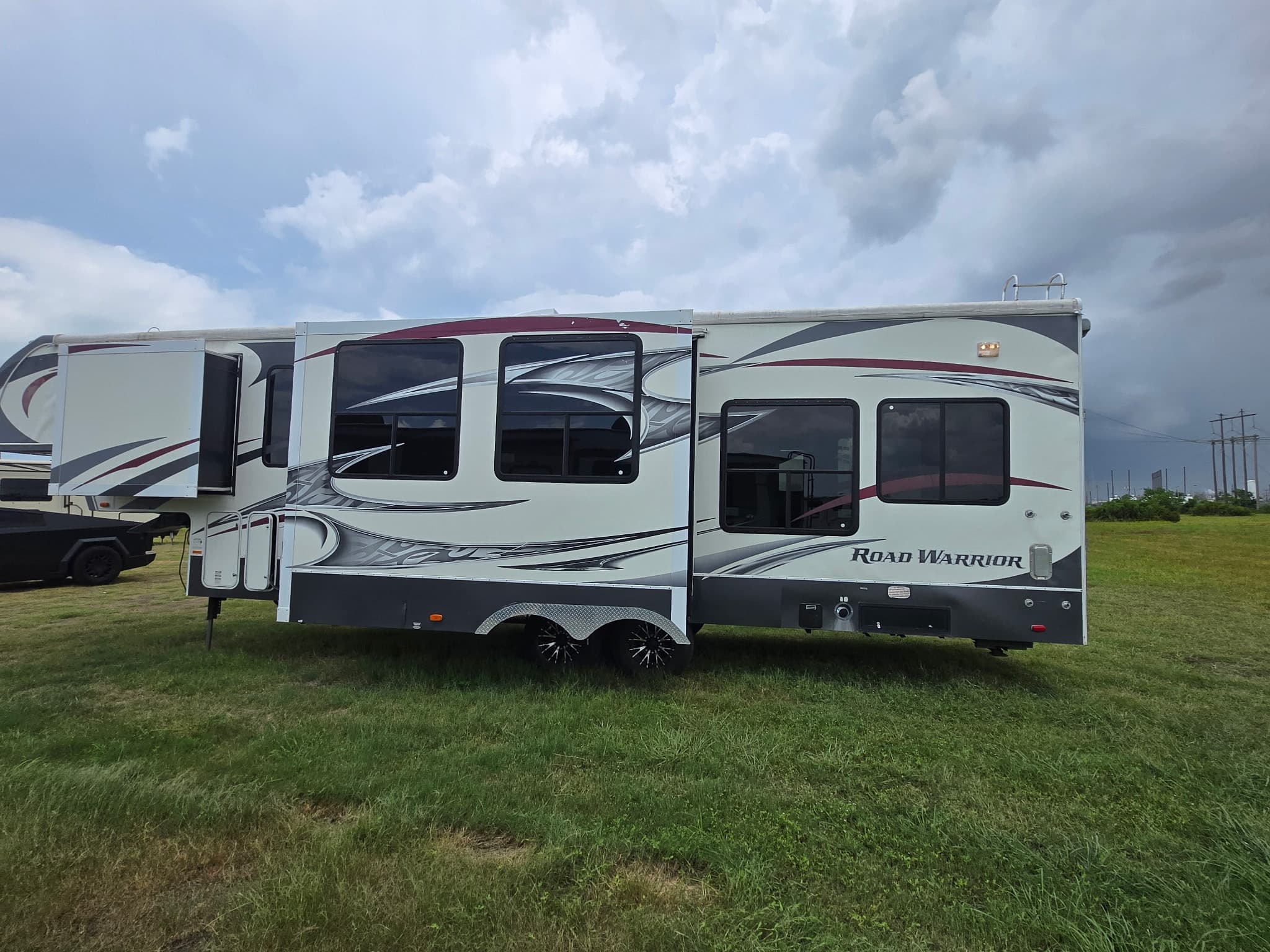 2013 Heartland Road Warrior 30c — photo 4 of 19