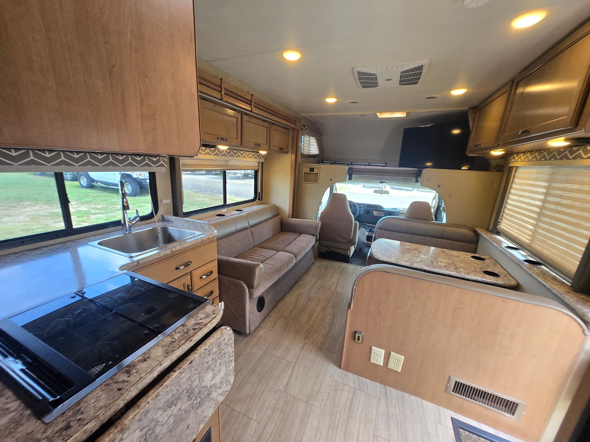 2019 Thor Daybreak 30DB — photo 3 of 25