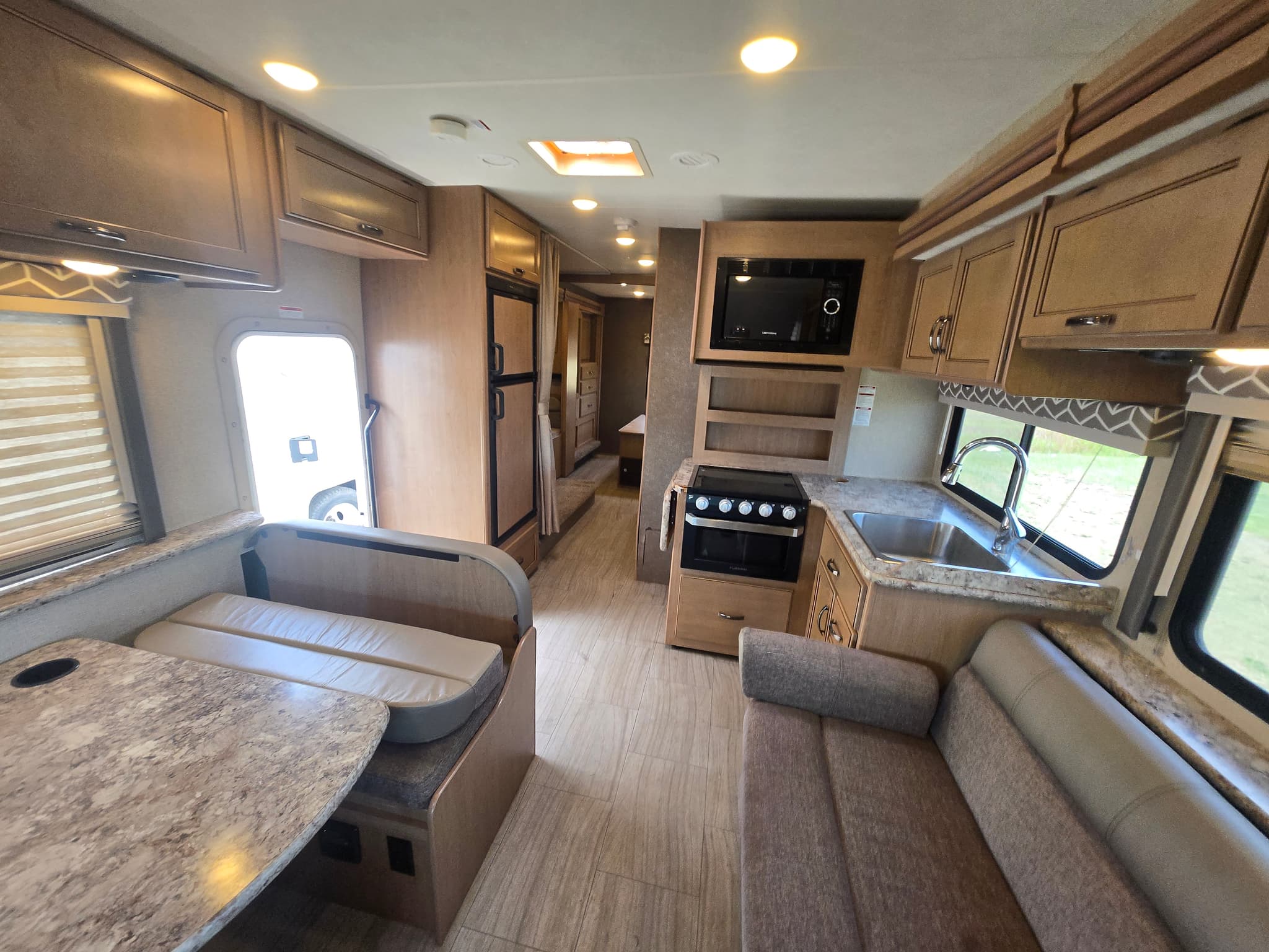 2019 Thor Daybreak 30DB — photo 4 of 25