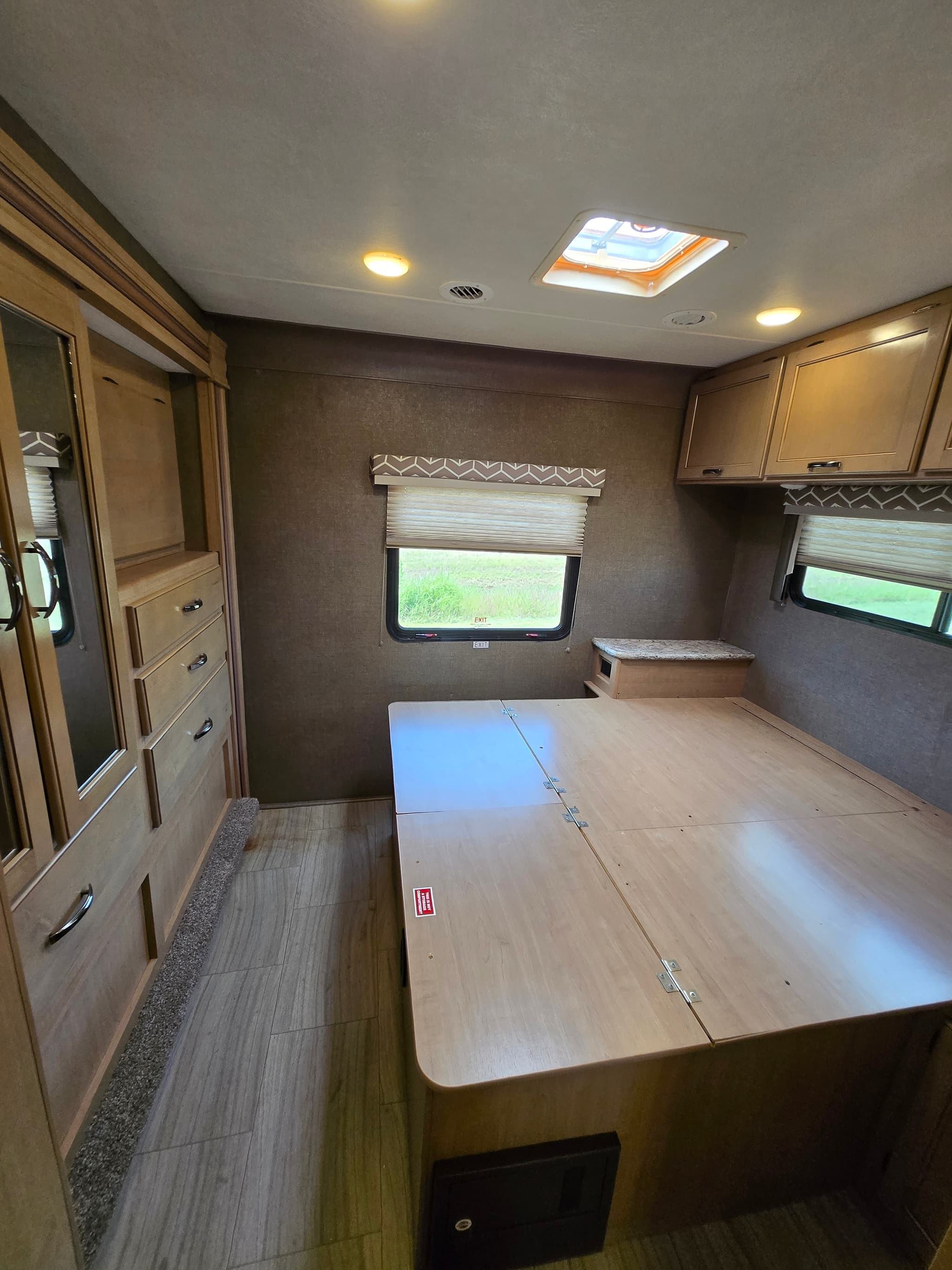 2019 Thor Daybreak 30DB — photo 8 of 25
