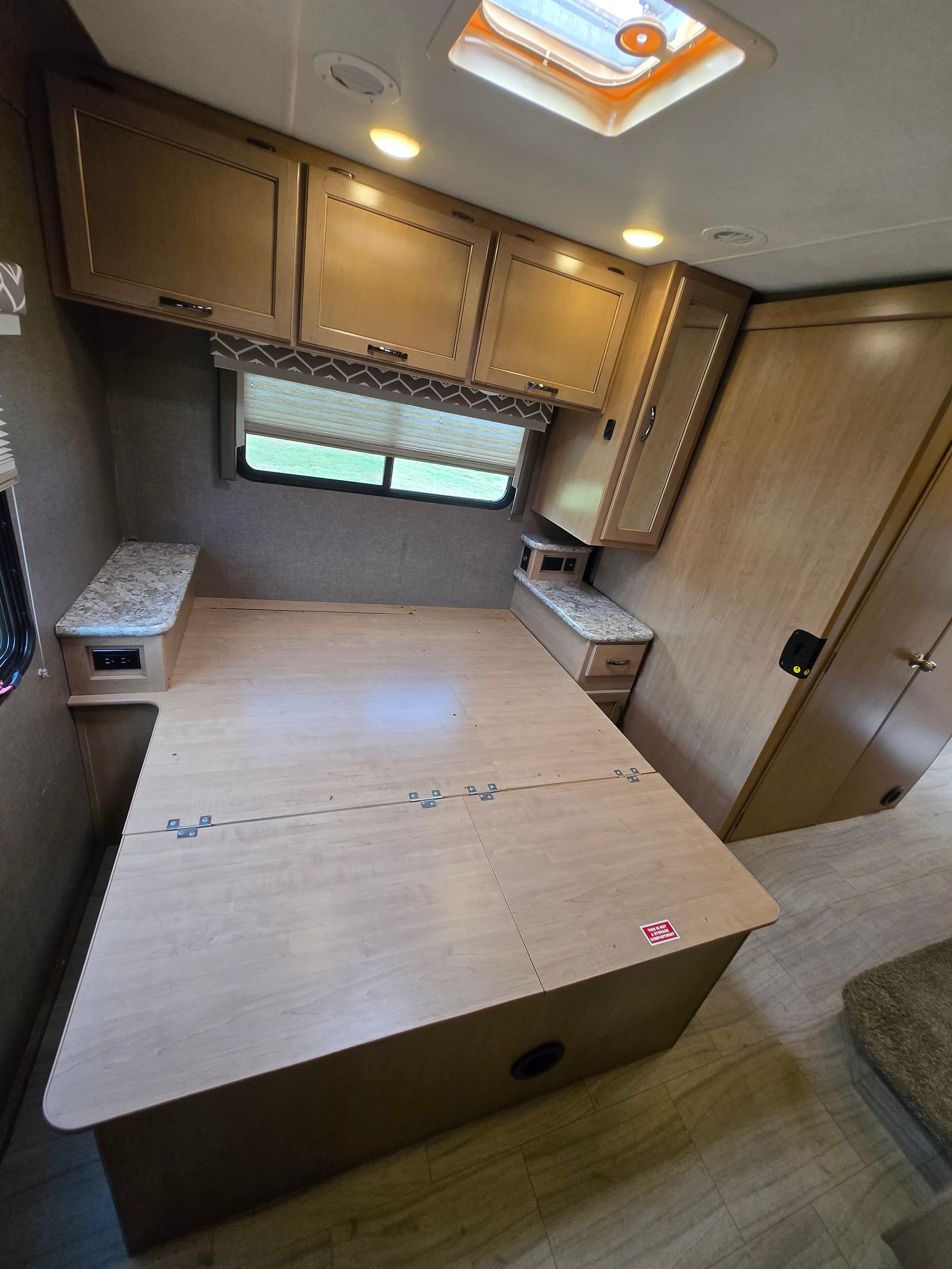 2019 Thor Daybreak 30DB — photo 10 of 25