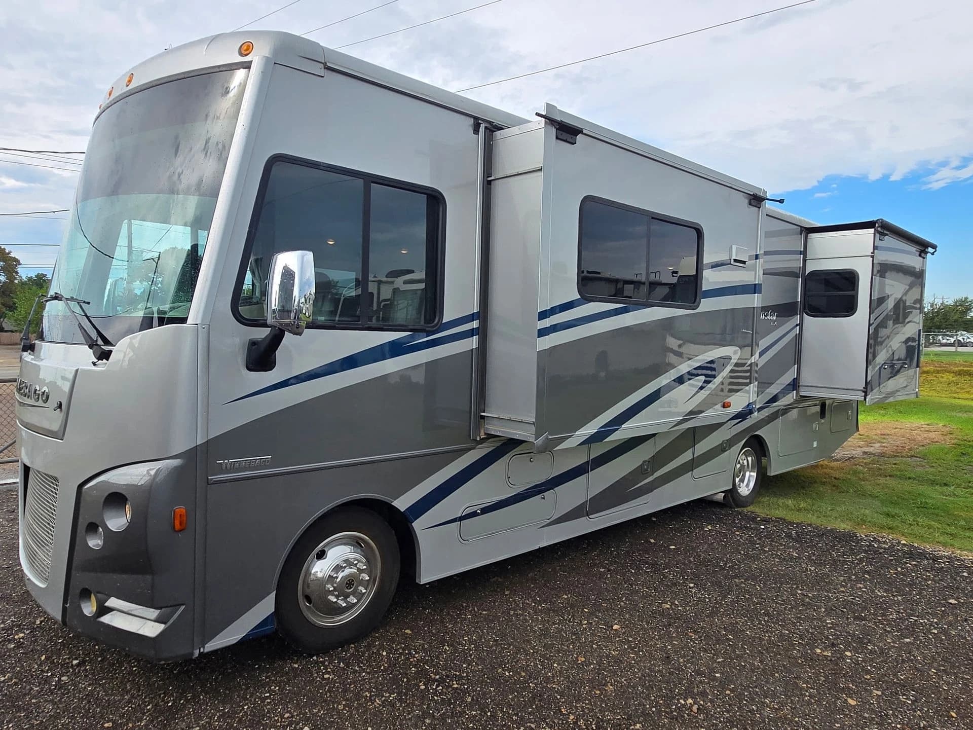 2018 Winnebago Sunstar F53 — photo 5 of 23