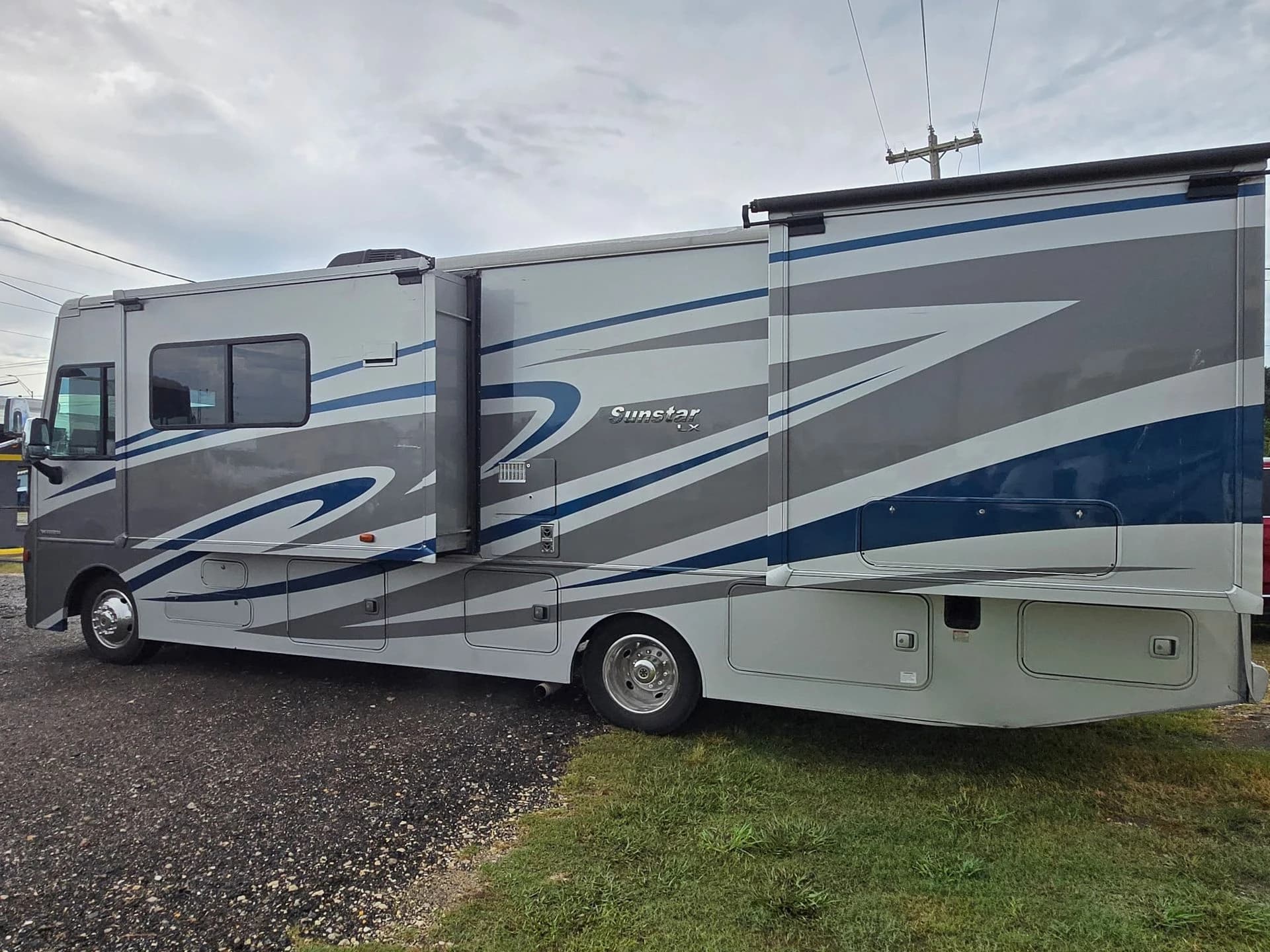 2018 Winnebago Sunstar F53 — photo 4 of 23