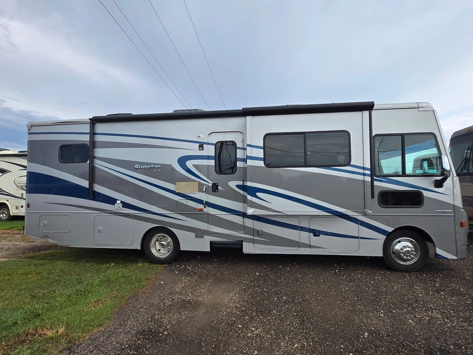 2018 Winnebago Sunstar F53 — photo 3 of 23