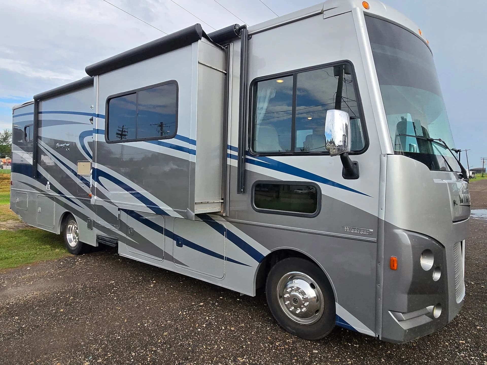 2018 Winnebago Sunstar F53 — photo 1 of 23
