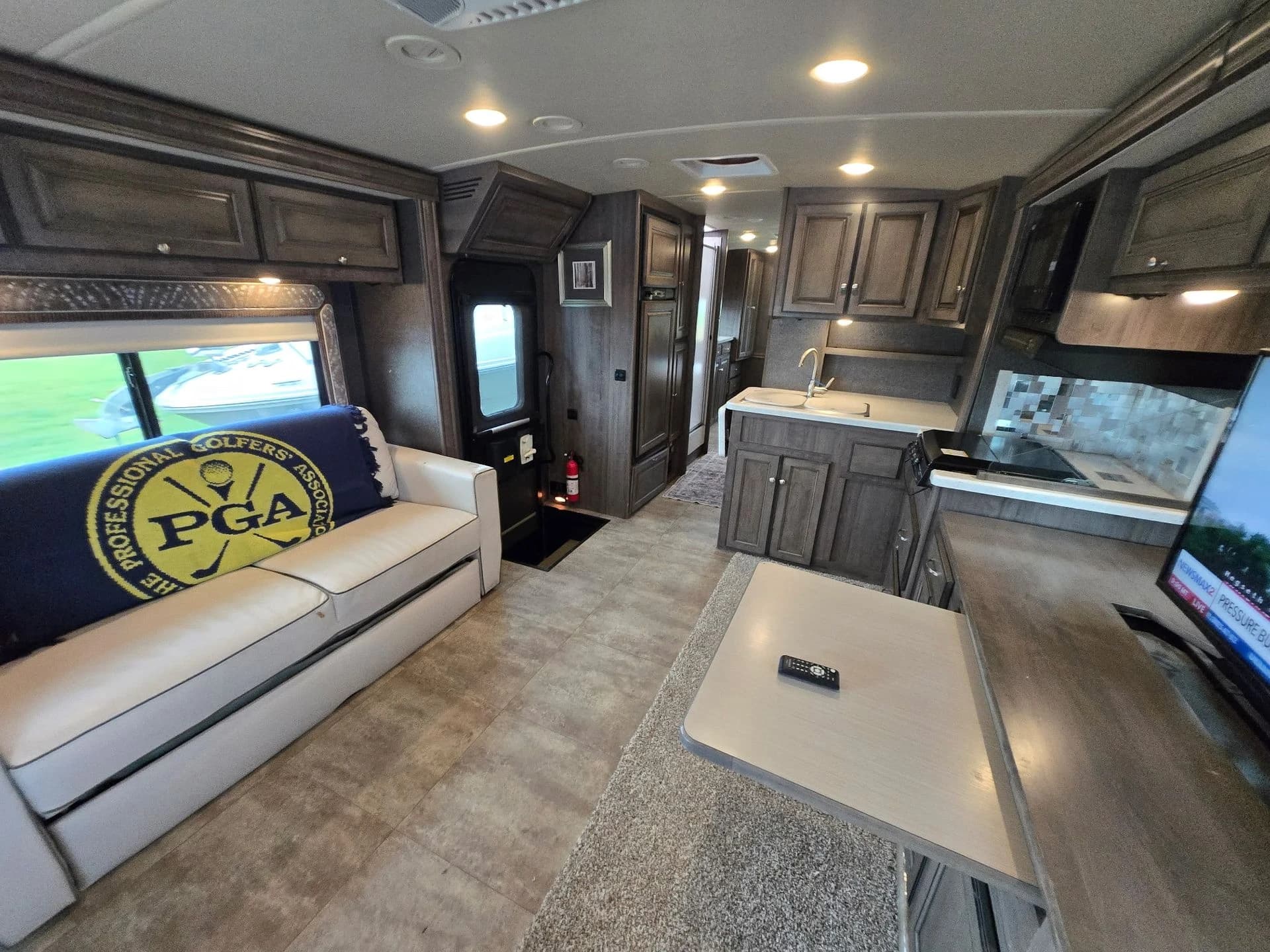 2018 Winnebago Sunstar F53 — photo 13 of 23