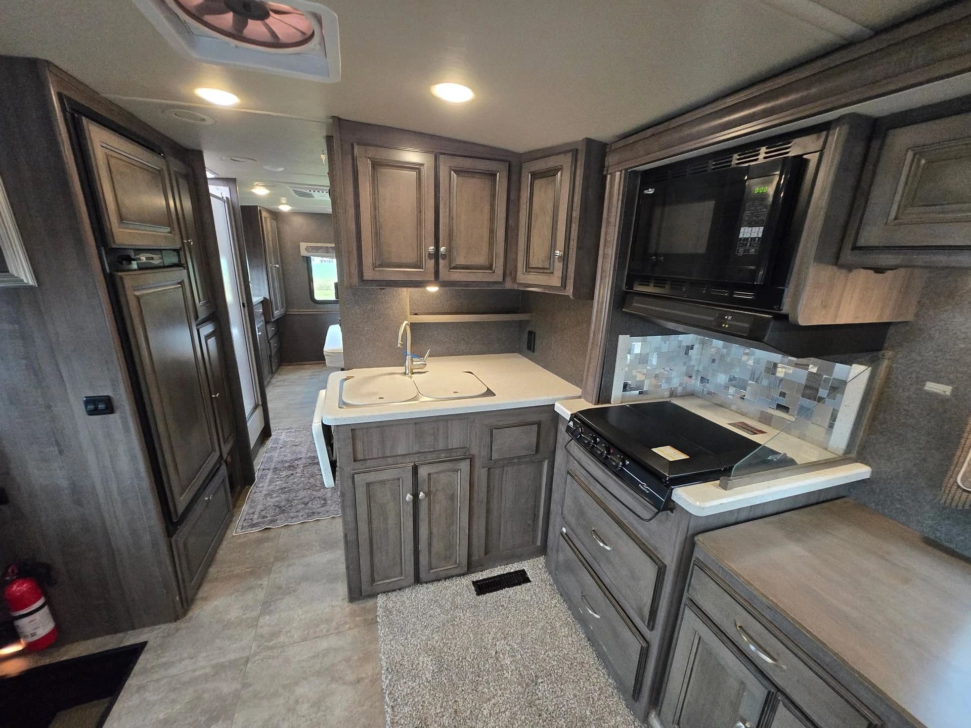 2018 Winnebago Sunstar F53 — photo 14 of 23