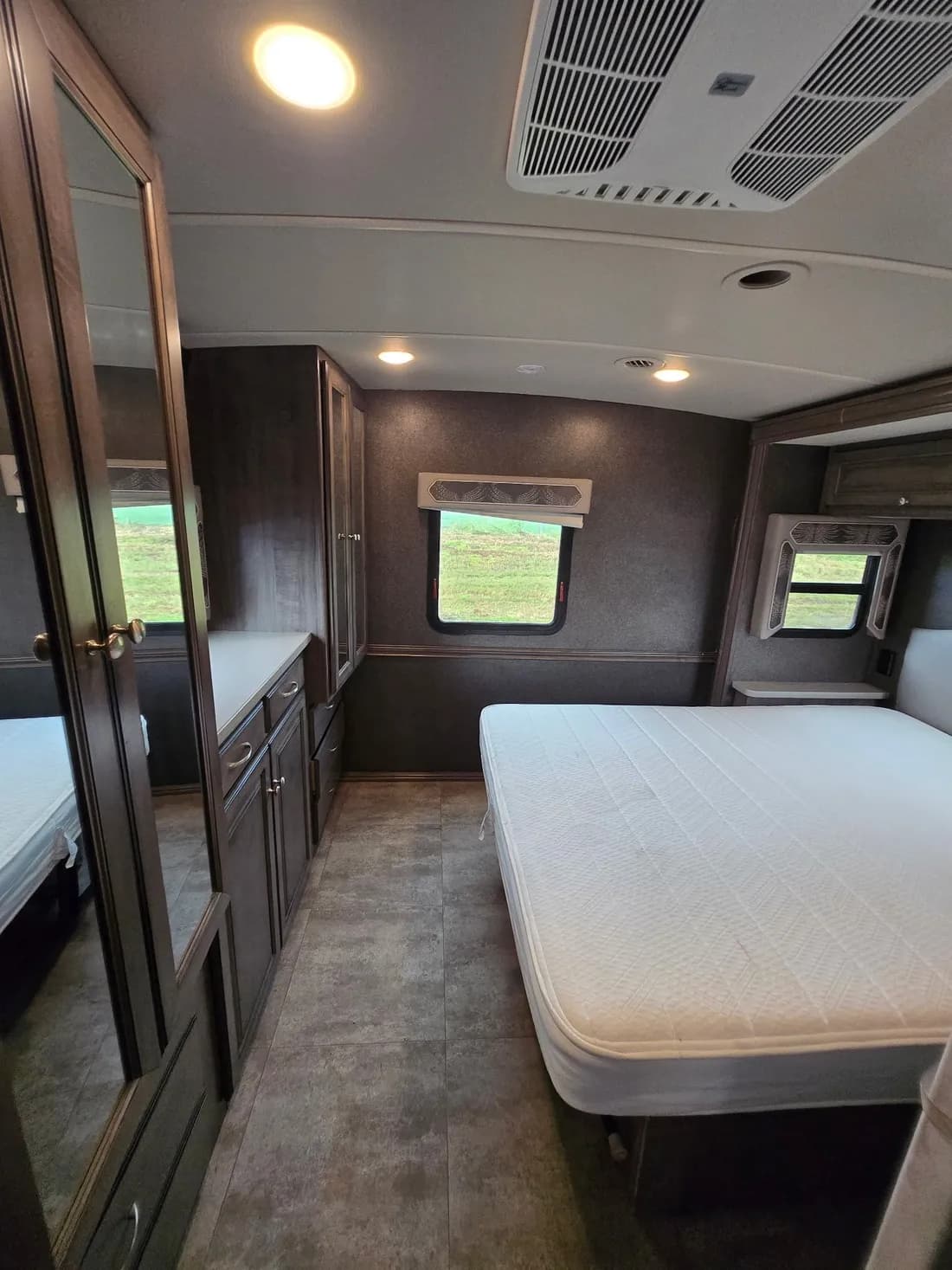 2018 Winnebago Sunstar F53 — photo 18 of 23