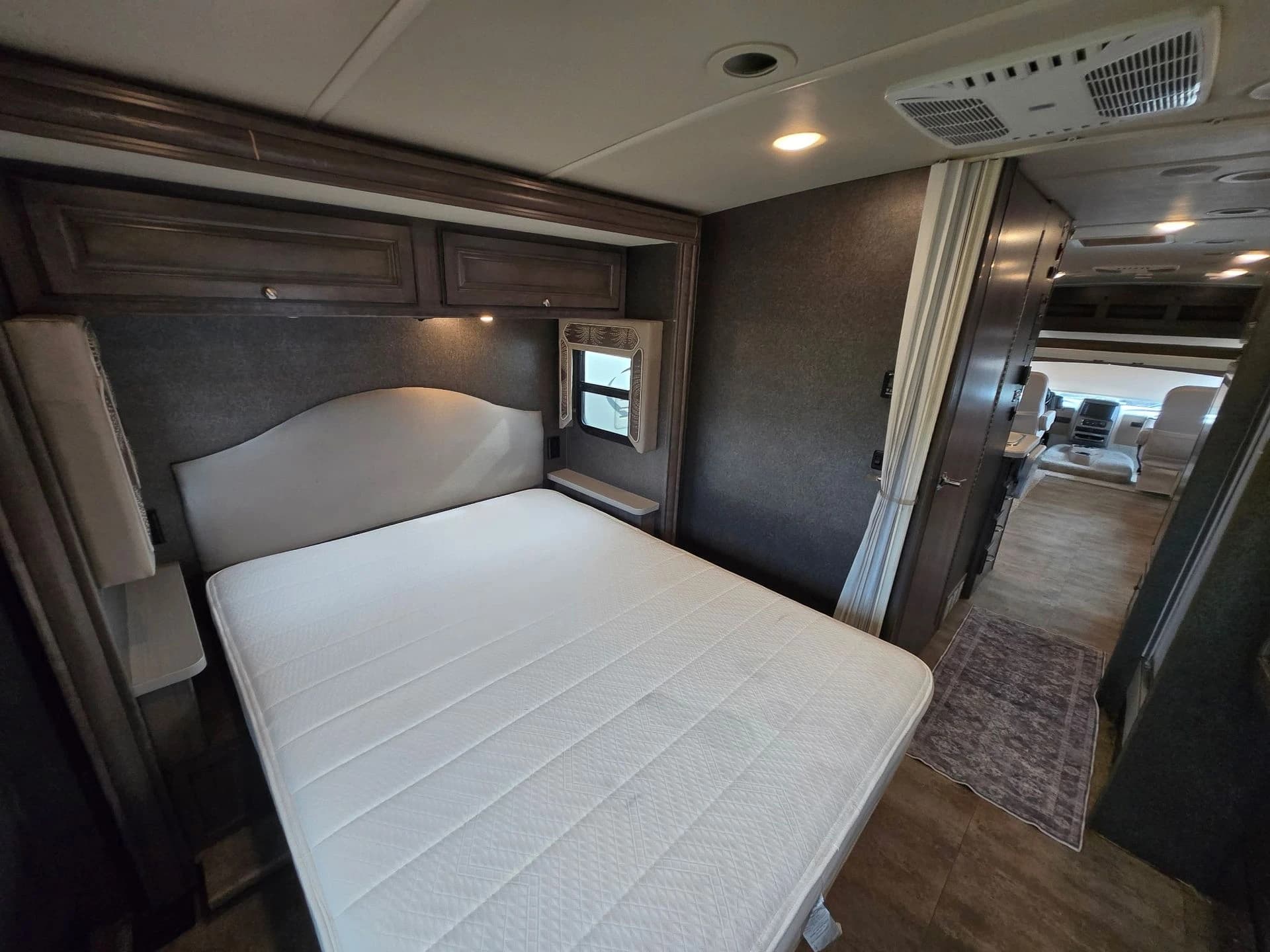 2018 Winnebago Sunstar F53 — photo 19 of 23