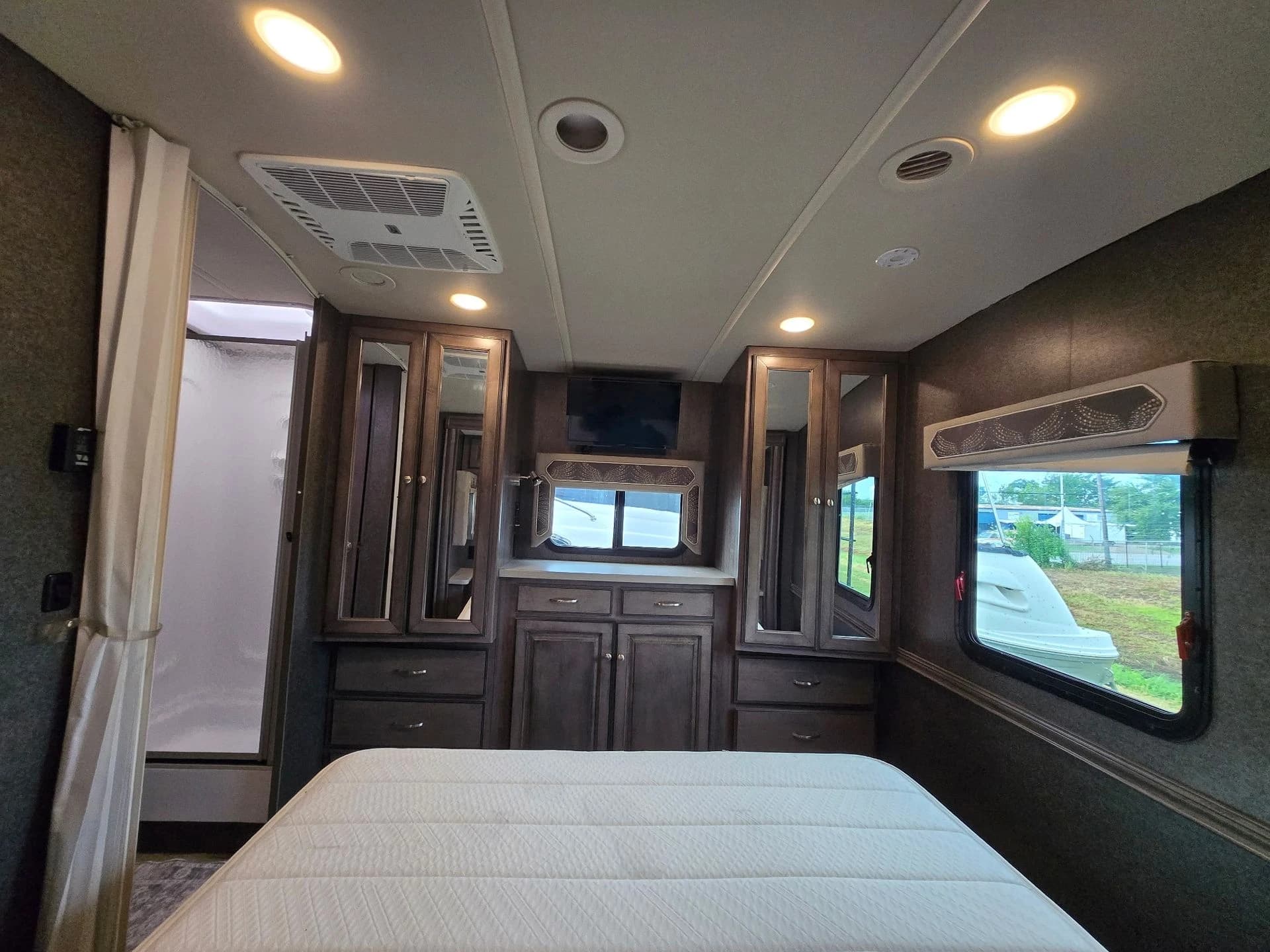 2018 Winnebago Sunstar F53 — photo 20 of 23