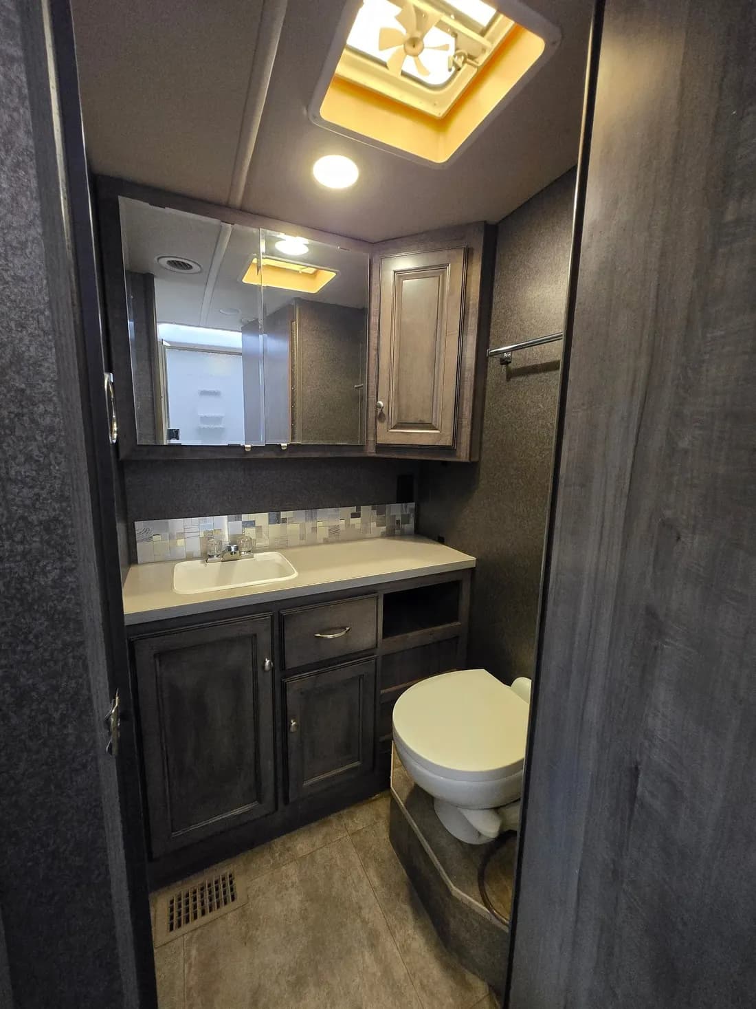 2018 Winnebago Sunstar F53 — photo 17 of 23