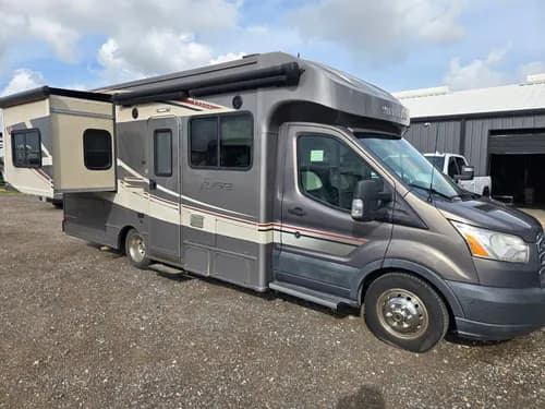 2016 Winnebago Fuse 28T hero