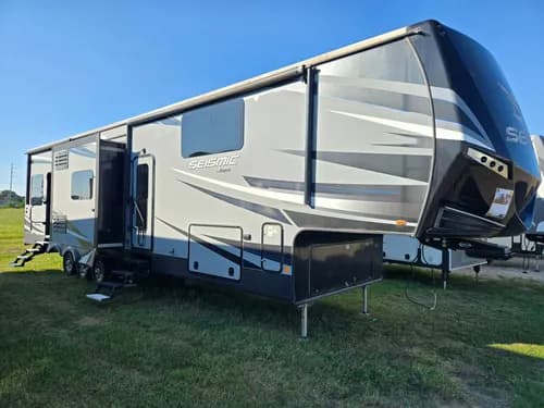 2019 Jayco Seismic 4250 hero
